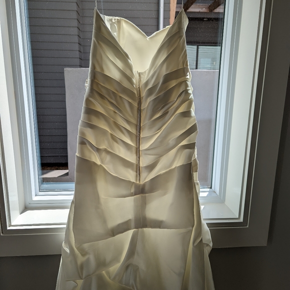 David's Bridal Trumpet Wedding Gown - Picture 6 of 13